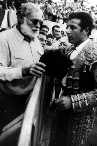 Hemingway chats will bullfighter Antonio Ordóñez.