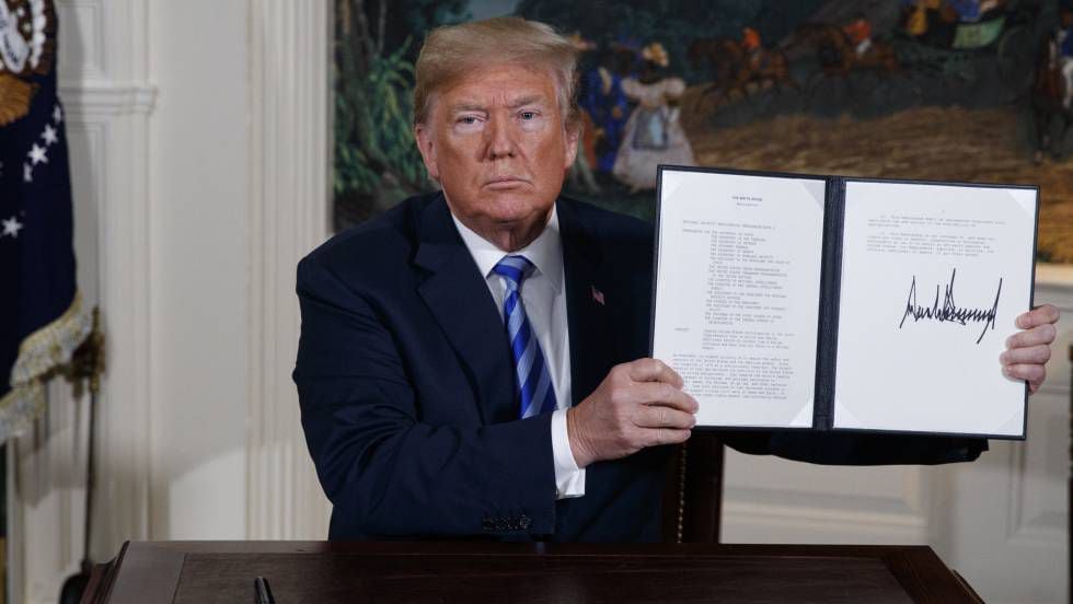 Donald Trump showing the signed decree with which the U.S. abandoned the Iran nuclear pact, in May 2018 at the White House.