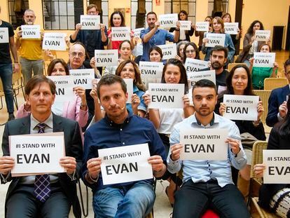 David Luhnow, UK editor of ‘The Wall Street Journal’ (left), holds a sign in support of his colleague Evan Gershkovich after a seminar on journalism in Madrid.