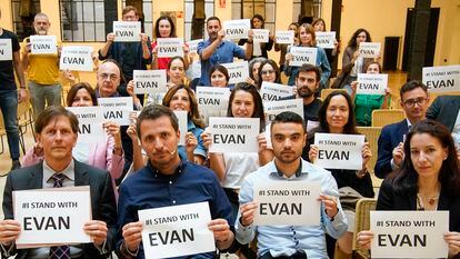 David Luhnow, UK editor of ‘The Wall Street Journal’ (left), holds a sign in support of his colleague Evan Gershkovich after a seminar on journalism in Madrid.