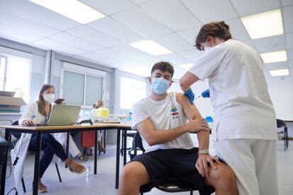 A health worker vaccinates a youngster in Girona University. 