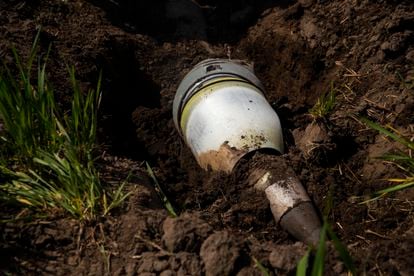 An unexploded cluster bomb in Kharkiv province, April 2022. 