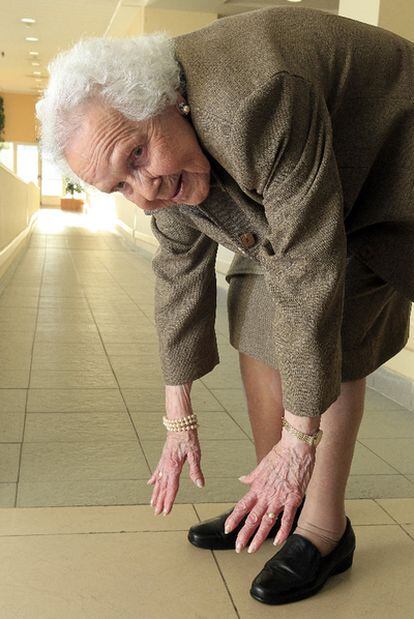 Leoncia González, aged 101, shows off her flexibility.