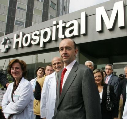 Manuel Lamela (center), now a private healthcare businessman, pictured in 2005 when he was head of the Madrid region&acute;s department.