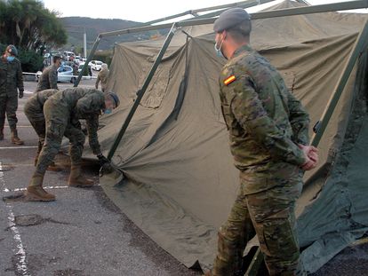 Soldiers set up a field hospital outside Cabueñes hospital in Gijón.