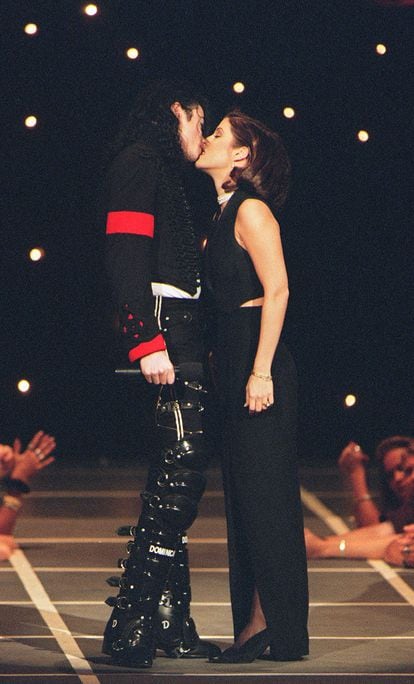 The already-separated couple’s awkward kiss at the MTV Awards.