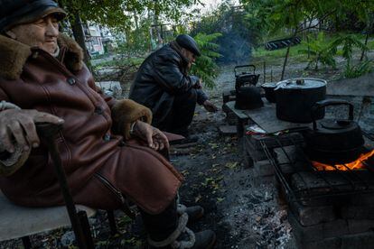 Residents of Lyman, in Donetsk, cooked in the street on October 16 after the destruction of gas pipes.
