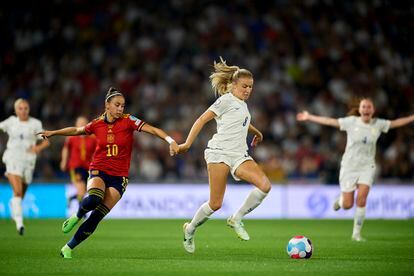 Athenea del Castillo and Leah Williamson during the match between Spain and England