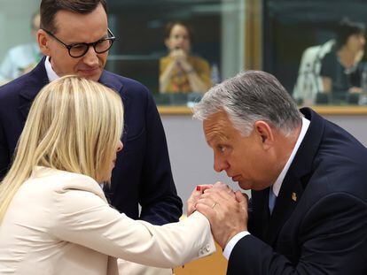 The prime ministers of Italy, Giorgia Meloni, and Hungary, Victor Orbán, in the foreground as their Polish counterpart, Mateusz Morawiecki, looks on June 29 in Brussels.