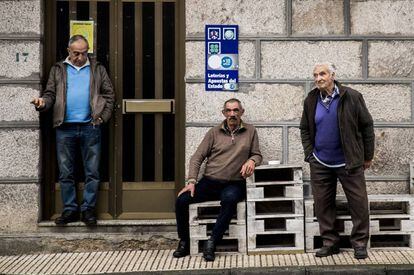 Residents of O Irixo in Ourense, in a file photo from 2020.