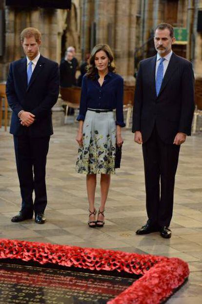 Britain's Prince Harry (l), Queen Letizia and King Felipe during the laying of a wreath at the Tomb of the Unknown Warrior during a visit to Westminster Abbey.