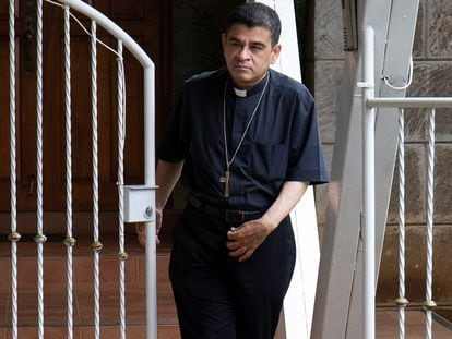 El obispo Rolando Álvarez, en mayo de 2022 y en su parroquia de la diócesis de Matagalpa.