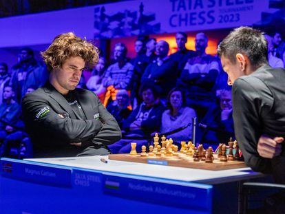 Magnus Carlsen (left) and Nodirbek Abdusattorov at the Tata Steel Chess Tournament.