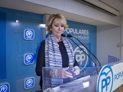Esperanza Aguirre announcing her resignation as head of the Madrid branch of the PP on Sunday.