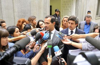 Salvador Victoria talks to the press outside the Supreme Court in August 2013.