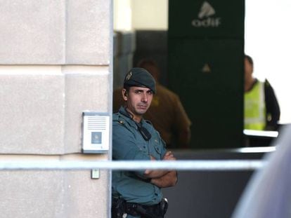 A Civil Guard officer outside Adif's Barcelona offices.