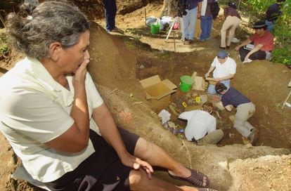 Marta Arcadia Ramírez at the exhumation of four family members who were killed by the army, in October 2003.