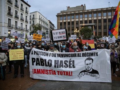 A crowd protesting the High Court's decision to send rapper Pablo Hasél to prison over violent speech on social media.