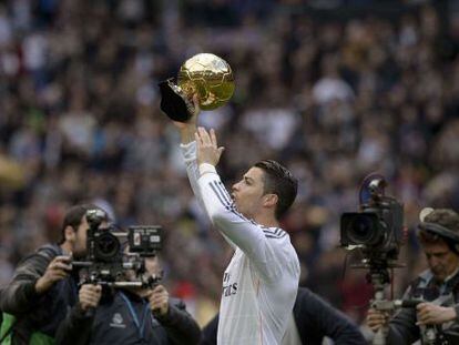 Real Madrid&#039;s Cristiano Ronaldo holds the Ballon d&#039;or trophy before the match against Granada.