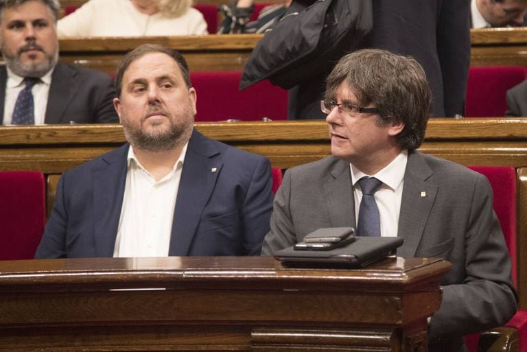 Regional chiefs Carles Puigdemont (r) and Oriol Junqueras.