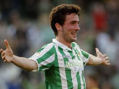 Miki Roqu&eacute; (1988-2012) playing for Real Betis.