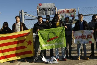 Protest outside Estremera prison in Madrid.