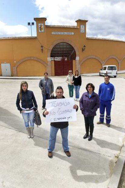 Employees from the town hall of Cenicientos, who have gone nearly a year without pay. “I work and don’t earn,” reads the sign.