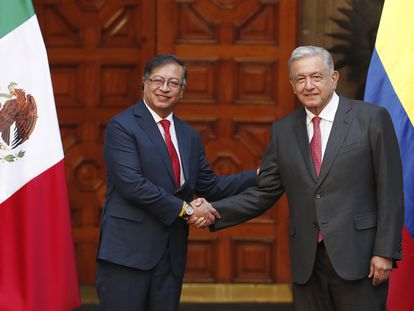 President Andrés Manuel López Obrador (left) receives President Gustavo Petro in Mexico’s National Palace, in Mexico City, on November 25, 2022.