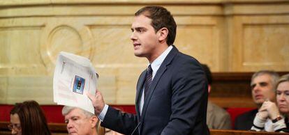 Ciutadans leader Albert Rivera holds up the report in the Catalan parliament on Wednesday.