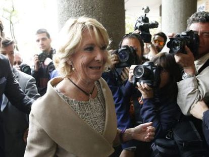 Esperanza Aguirre arriving at the courthouse in Madrid's Plaza de Castilla.