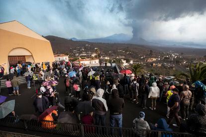 Tourists observe the volcano on La Palma from the vantage point at Tajuya.