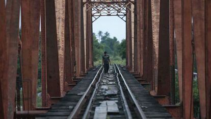 A man walks along the train tracks in Arriaga (Chiapas).