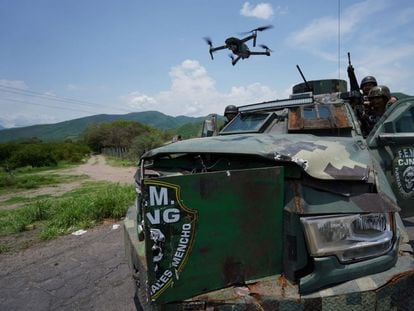 A vehicle and a drone operated by CJNG at a roadblock in Aguililla (Michoacán) in April 2021