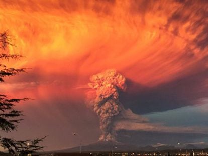 View of the Calbuco volcano in Puerto Varas, Chile on April 24, 2015.