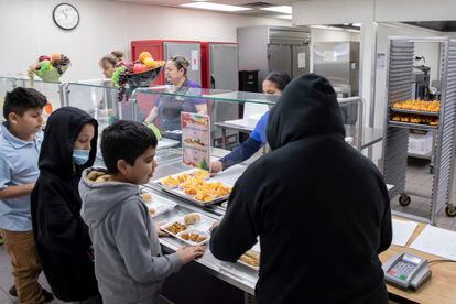 Students select their meal during lunch break in the cafeteria at V. H. Lassen Academy of Science and Nutrition in Phoenix, Tuesday, Jan. 31, 2023.