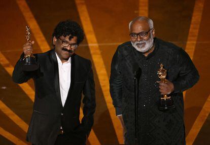 On the right, the Indian composer M. M. Keeravaani, standing beside the Indian musician Chandrabose, as they receive the Oscar for best original song.
