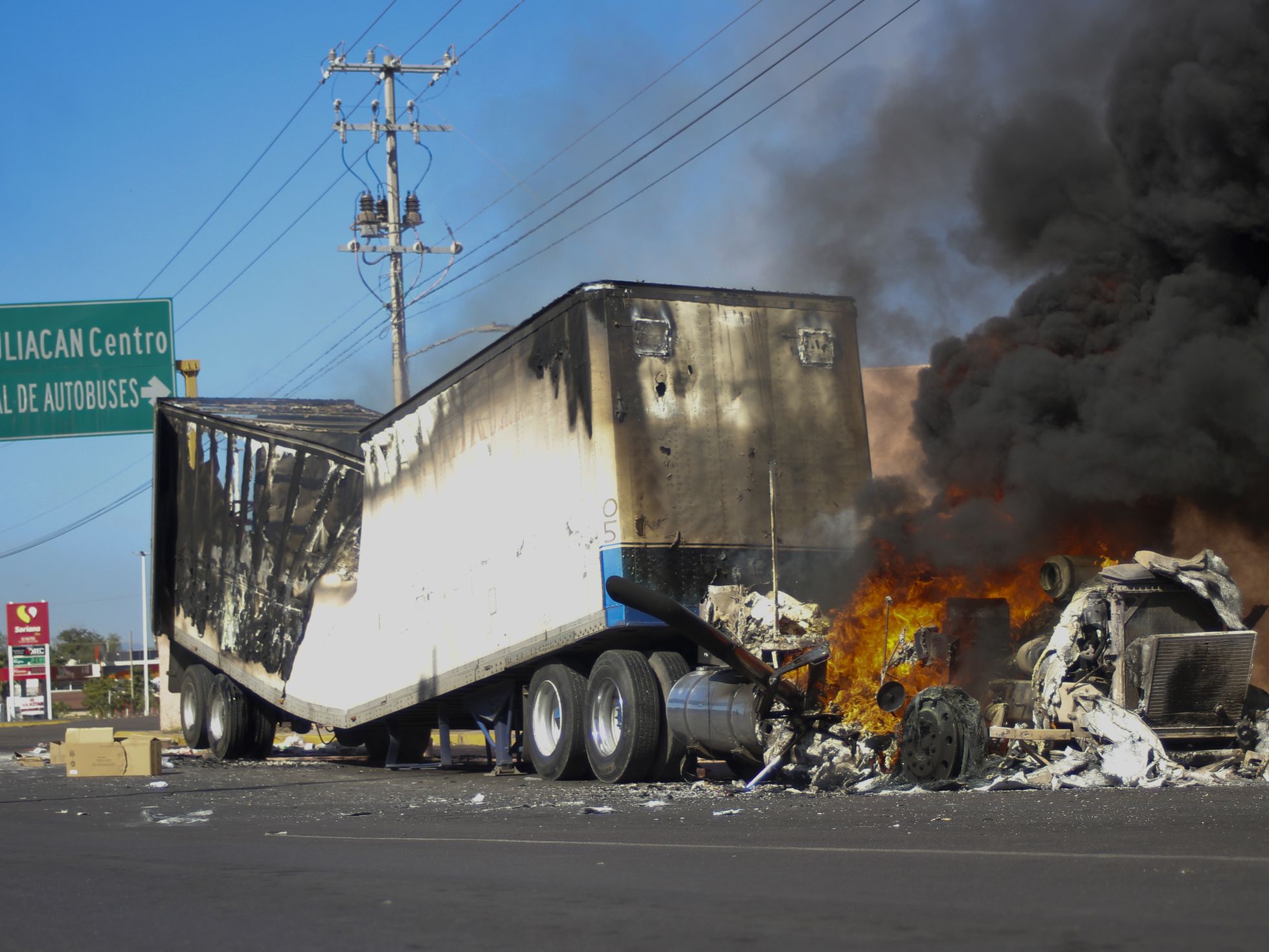 Shootouts, burned-out cars and closed airports: Los Chapitos terrorize  Culiacán after Ovidio Guzmán arrest | International | EL PAÍS English