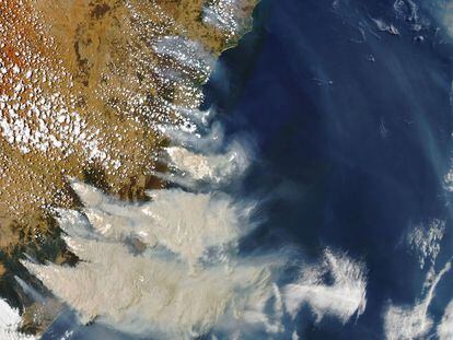 Smoke from the fires carries compounds that react with chlorine into the stratosphere, destroying the ozone. In the image, bushfires in Australia in January 2020.