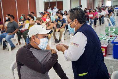 Educators getting their Covid-19 booster shots on Monday in Juchitán (Oaxaca).