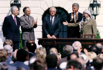 The signing of the Oslo Accords between Yasser Arafat (right) and Yitzhak Rabin (third from left). Standing between them: U.S. President Bill Clinton; on the left, Israeli Foreign Minister Shimon Peres and Russian Foreign Minister Andrei Kozyrev.