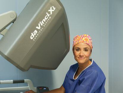 Dr Ana Belén Cuesta with a DaVinci clinical robot.