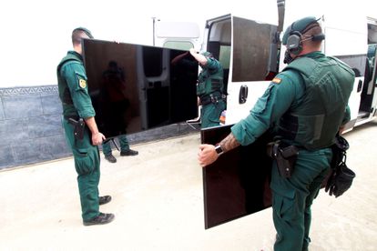 Civil Guard officers take part in the latest operation against hashish drug gangs in La Línea de la Concepción on September 19.