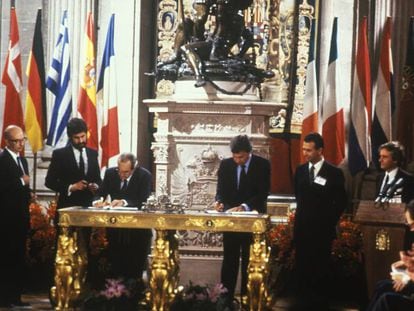 Signing ceremony on June 12, 1985, making Spain a member of the European Economic Community.