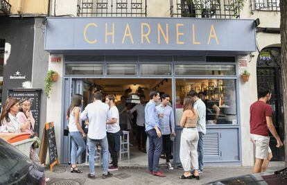 People at the popular Bar Charnela, on Ponzano street.