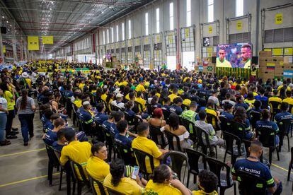 En el centro de distribución se instalan un par de pantallas y muchas sillas para ver el partido.