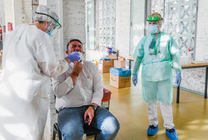 A PCR test for coronavirus is carried out in Belicena, Granada province, the epicenter of a new outbreak in Andalusia. 