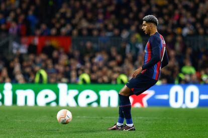 Ronald Araújo during the Europa League knockout round playoff first leg against Manchester United at Camp Nou.