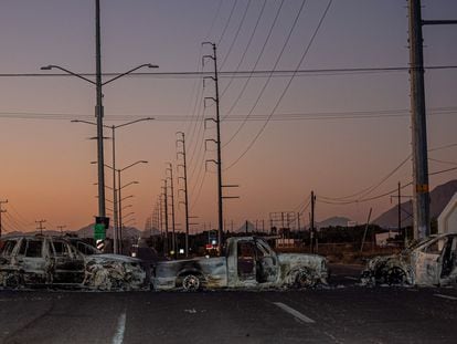 Torched vehicles in the streets of Culiacán, in the Mexican state of Sinaloa, after the arrest of Ovidio Guzmán, on January 6, 2023.