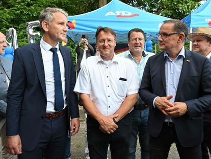 From left to right, Björn Höcke, the AfD leader in Thuringia; Robert Sesselman, the winner of the elections in Sonneberg, and Tino Chrupalla, national co-leader of the far-right party, this Sunday in Sonneberg.