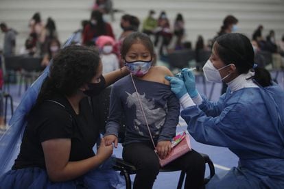 A girl is vaccinated in Cuenca (Ecuador), in November 2021.